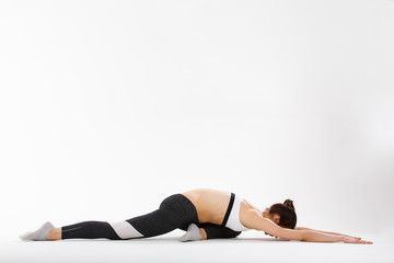 Obraz premium Young woman exercise yoga supported headstand