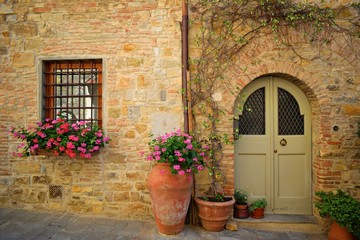 Fototapeta na wymiar Facciata esterna di caratteristica abitazione toscana nel borgo medievale di San Donato in Poggio in provincia di Firenze, Italia 