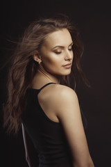 Fototapeta premium Zbliżenie portret model brunetka z kręconymi włosami i zamkniętymi oczami