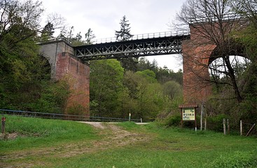 Fototapeta na wymiar old railway bridge