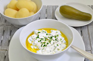 Pellkartoffeln mit Quark und Leinöl / zwei Schüsseln mit Pellkartoffeln, Quark und Leinöl, Makro, Nahaufnahme, Format füllend