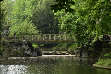 Le pont rustique et ses faux rochers à l'étang principal du parc Josaphat à Schaerbeek 