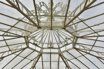 Structure octogonale en fer forgé de la serre Balat à l'Herbetum du Jardin Botanique National de Belgique à Meise