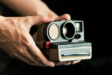 Camara antigua con manos