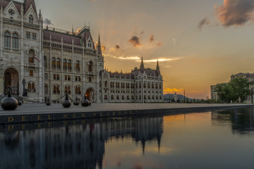 Parlamentsgebäude in Budapest bei Sonnenuntergang