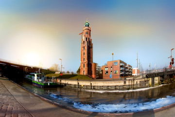 Fototapeta na wymiar Simon-Loschen-Turm mit Schleuse im Vordergrund, Hafenanlage von Bremen 
