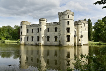 Obraz premium L'arrière du château-fort de Bouchout baignant dans l'étang principal du Jardin Botanique National de Belgique à Meise