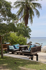 Obraz premium Gemütliche Sitzecke am Strand mit Türkisen Kissen