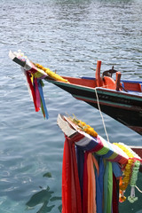 Fototapeta na wymiar Boote mit bunten Tüchern in ASIEN