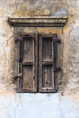 Holzfenster alte Mauer Risse