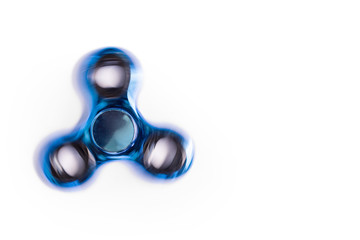 Freigestellter Fidget Spinner der sich dreht