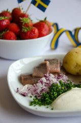 Sill, färskpotatis och jordgubbar. Herring, new potatoes and strawberries.