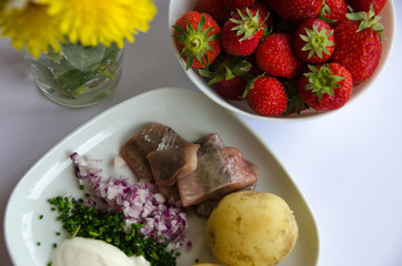 Sill, färskpotatis och jordgubbar. Herring, new potatoes and strawberries.