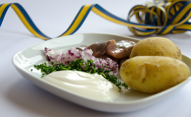 Sill och f&auml;rskpotatis. Herring and new potatoes.