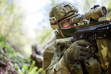 Fototapeta premium Man looks at gun sight