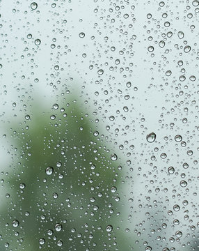 Regentropfen auf Fensterscheibe mit unscharfen Hintergrund
