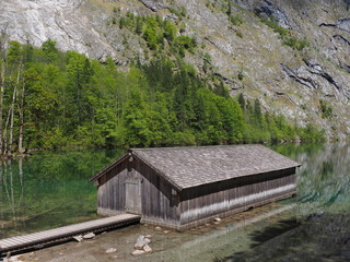 Fototapeta na wymiar Blockhaus mit Steg am Obersee in Bayern