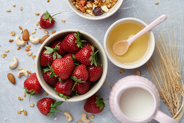 Healthy cereal breakfast with fresh strawberry and honey