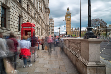 Touristen vor den roten Telefonzellen am Big Ben