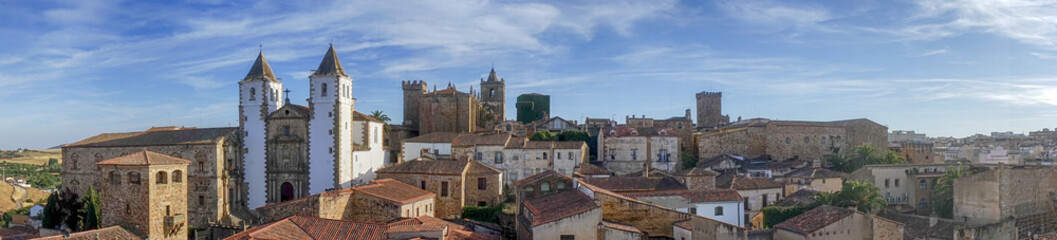 Fototapeta na wymiar panorámica de la hermosa ciudad medieval de Cáceres en la comunidad de Extremadura, España