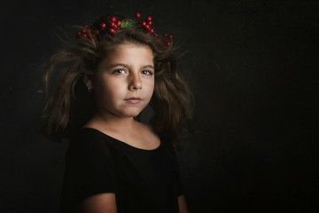 niña con corona de flores