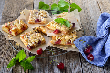 Geschnittener Kirsch-Hefekuchen mit Florentiner-Knusper-Karamel (Blechkuchen,  österr. Germkuchen...