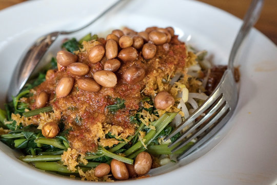 plecing kangkung, traditional bali salad