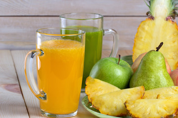 Натуральные соки из фруктов на столе