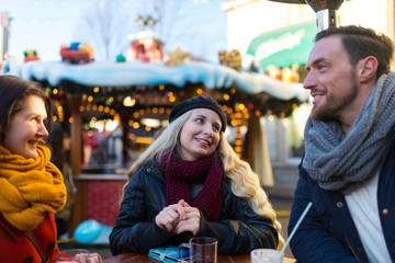 Fototapeta premium Freunde und Kollegen stoßen gemeinsam mit Glüghwein an