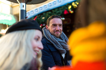 Gespräch auf dem Weihnachtsmarkt