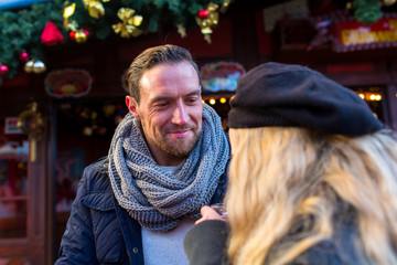 Freunde haben Spaß beim Apres ski und trinken Glühwein