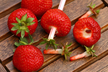 frische erdbeeren vom blütenansatz befreien