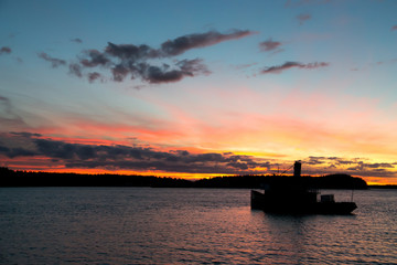 Fototapeta na wymiar Tugboat sunset