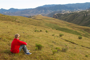 Naklejka na ściany i meble boy praising and enjoying mountains and landscape