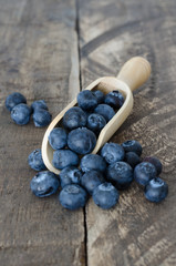 Arándanos con cuchara de madera 