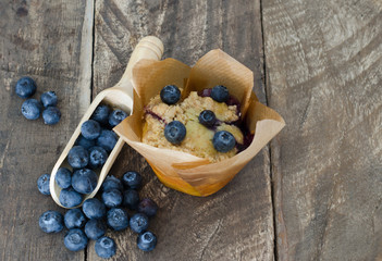 Magdalena con arándanos sobre fondo de madera