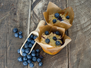 Magdalenas con arándanos sobre fondo de madera