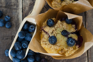 Magdalena con arándanos sobre fondo de madera