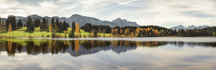 Fototapeta na wymiar Wasserspiegelung der Alpen im Forggensee im Allgäu