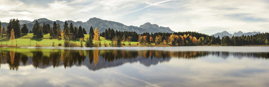 Wasserspiegelung der Alpen im Forggensee im Allgäu © Wolfilser