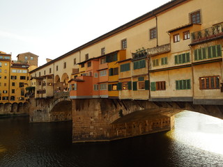 Fototapeta na wymiar Ponte Vecchio im Abendrot Florenz