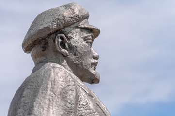 Obraz premium Kremenivka, Ukraine - May 21, 2017: The monument to Vladimir Lenin, the Soviet leader. Stone statue with a view to the sky. Back view.