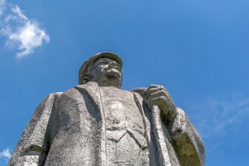 Obraz premium Kremenivka, Ukraine - May 21, 2017: The monument to Vladimir Lenin, the Soviet leader. Stone statue with a view to the sky. Bottom view.
