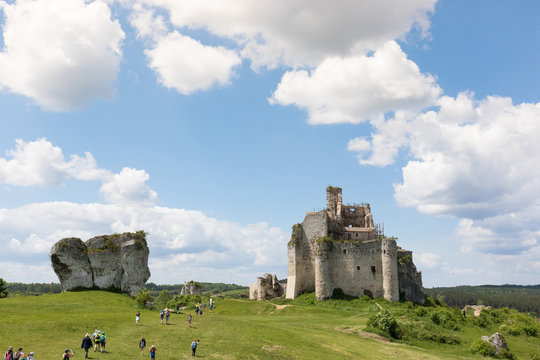Ruiny zamku królewskiego Mirów na Szlaku Orlich Gniazd w Polsce