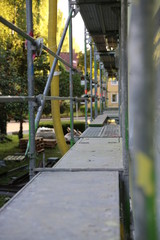 Baugerüst am Haus und Balkon