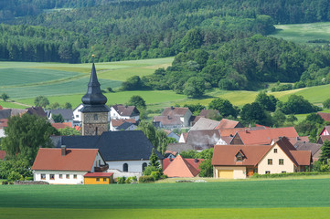 Dorf mit Kirche im Grünen