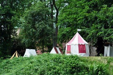 Mittelaltermarkt mit Mittelalter Zelten in der Natur