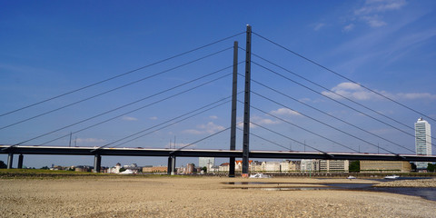 DÜSSELDORFER Rheinkniebrücke