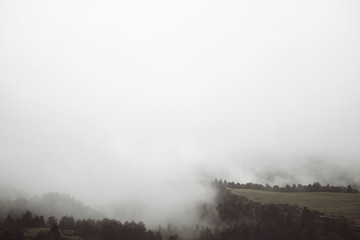 Fototapeta na wymiar Montagne dans le brouillard