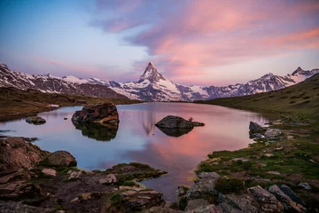 Foto auf Acrylglas Matterhorn Farbenfrohes Sommerpanorama auf die Matterhornpyramide und den Stellisee. Wenige Minuten vor Sonnenaufgang. Große Juni-Outdoor-Szene in den Schweizer Alpen, Zermatt, Schweiz, Europa 2017